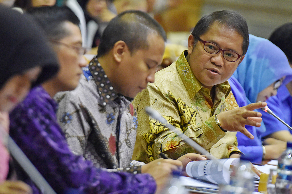 Menkominfo Rudiantara (kanan) didampingi Wakil Ketua KPI Pusat Sujarwanto Rahmat (kedua kanan), Komisioner KPI Pusat Obsatar Sinaga (kedua kiri) dan Nuning Rodiyah mengikuti rapat kerja dengan Komisi I DPR di Kompleks Parlemen, Senayan, Jakarta.