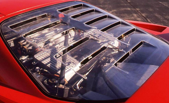 Mesin 2.9 liter V.8 turbo ganda diletakkan tepat di tengah-tengah wheelset yang membuatnya tetap stabil ketika bermanuver dalam kecepatan tinggi. car&driver.com