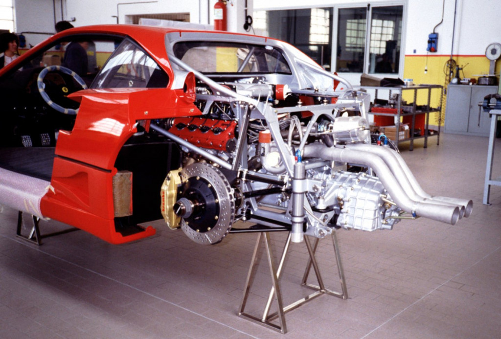 Buritan F40 harus dicopot sepenuhnya untuk bisa melihat sosok utuh mesinya. Tiga pipa knalpotnya yang menjulur ke bawah terlihat seperti aliran air terjun. auto.ferrari.com