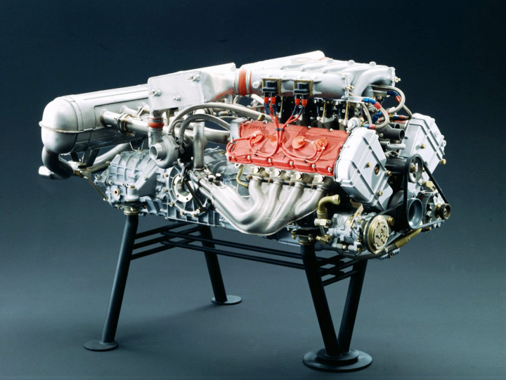 Blok mesin DOHC 32 katup twin turbocharged intercooled V-8 berbahan aluminum. auto.ferrari.com