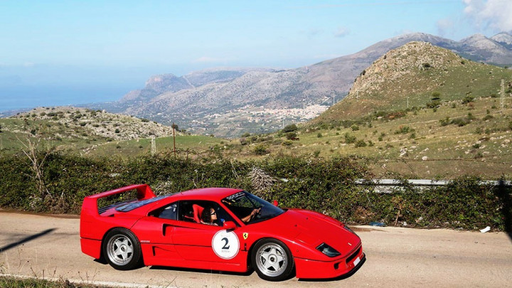 Ferrari F40 yang diproduksi mulai 1987 hingga 1992 sportcar terakhir yang proses desainnya melibatkan langsung peran  Enzo Anselmo Ferrari. auto.ferrari.com