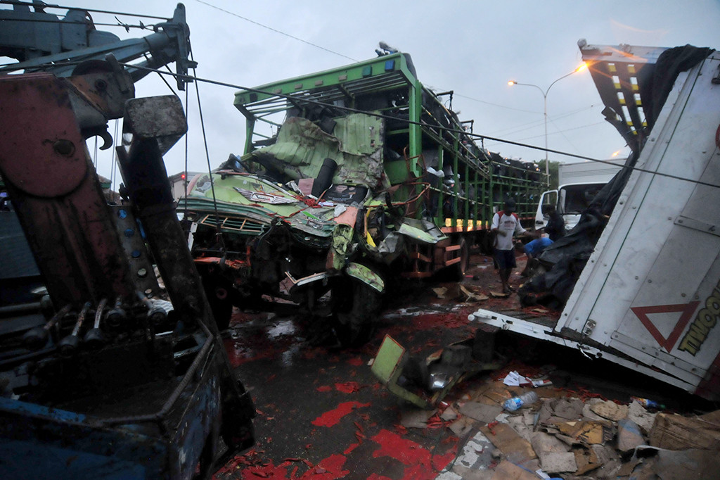 Truk ringsek pascatabrakan beruntun di jalur Pantura Kramat, Kabupaten Tegal, Jawa Tengah.