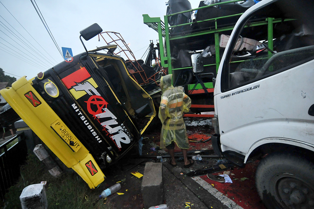 Truk ringsek pascatabrakan beruntun di jalur Pantura Kramat, Kabupaten Tegal, Jawa Tengah.