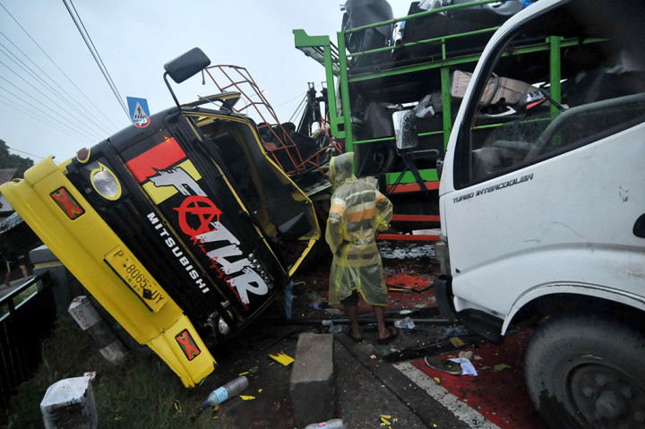 Truk ringsek pascatabrakan beruntun di jalur Pantura Kramat, Kabupaten Tegal, Jawa Tengah.