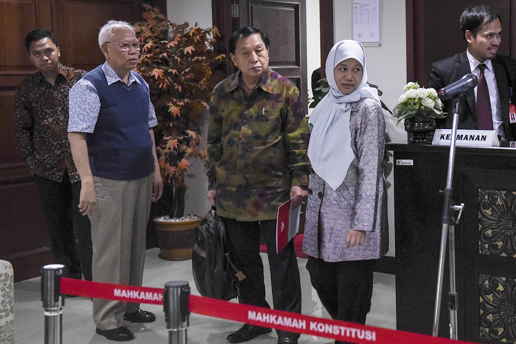 MKMK ini dibentuk setelah salah satu hakim konstitusi Patrialis Akbar pada
Rabu (25/1) terjaring dalam OTT KPK atas dugaan penerimaan suap dari pengusaha impor daging Basuki Hariman.