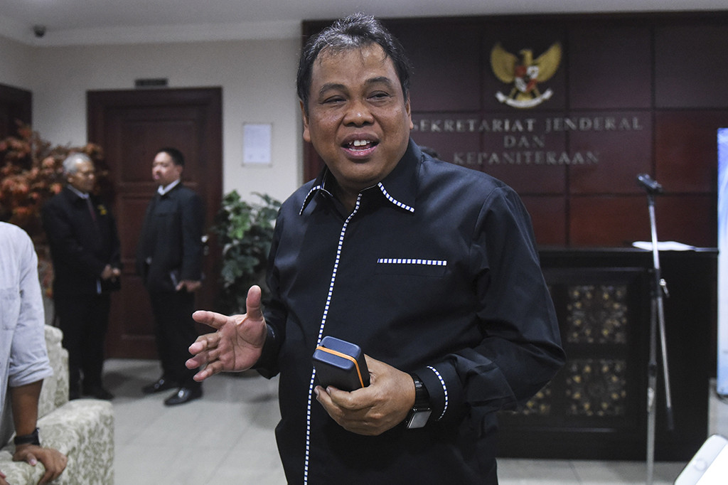 Ketua MK Arief Hidayat menyatakan bahwa Patrialis telah memberikan surat pernyataan pengunduran diri dari jabatannya sebagai Hakim Konstitusi.