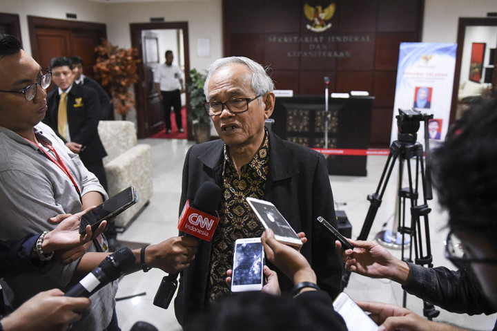 Kendati telah mengundurkan diri, MKMK tetap akan digelar sebagai pemenuhan hak atas hakim untuk melakukan pembelaan atas tuduhan yang diberikan
kepadanya.