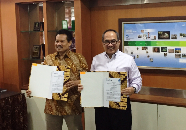 Vice Presiden Director Metro TV Suryopratomo (kiri) dan Sekjend Kemendikbud RI Didik Suhardi menunjukkan dokumen kesepakatan kerjasama Pengembangan Perfilman yang baru saja ditandatangani. 