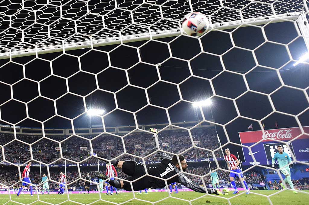 Barcelona berhasil unggul cepat lewat aksi brilian Luis Suarez saat pertandingan baru berjalan 7 menit.