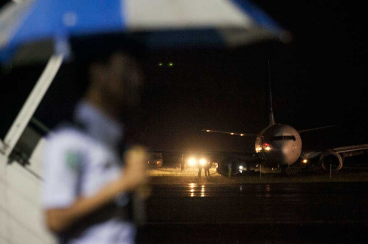 Petugas mengevakusi badan pesawat Garuda Indonesia GA 258 PK-GNK di Bandara Adisucipto, Sleman, Yogyakarta, Rabu malam.