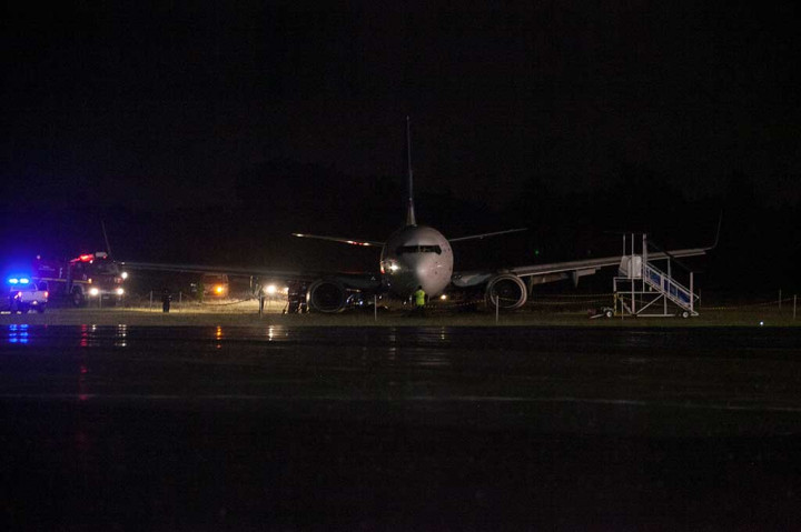 Pesawat Garuda dengan tujuan Jakarta/Cengkareng - Yogyakarta tersebut membawa 123 penumpang, empat di antaranya balita. Semua dievakuasi dengan selamat.