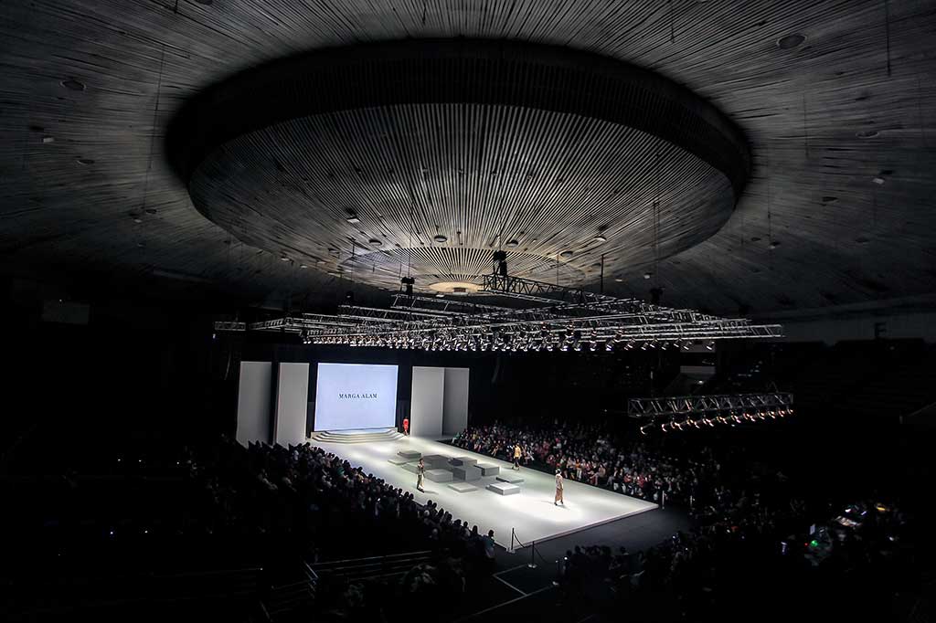 Model memperagakan busana karya perancang Marga Alam pada ajang Indonesia Fashion Week 2017 di Jakarta, Rabu (1/2/2017).