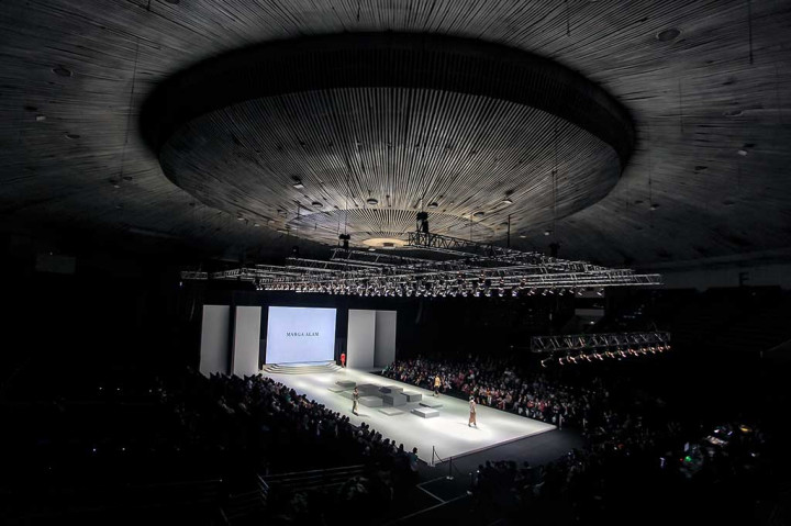 Model memperagakan busana karya perancang Marga Alam pada ajang Indonesia Fashion Week 2017 di Jakarta, Rabu (1/2/2017).