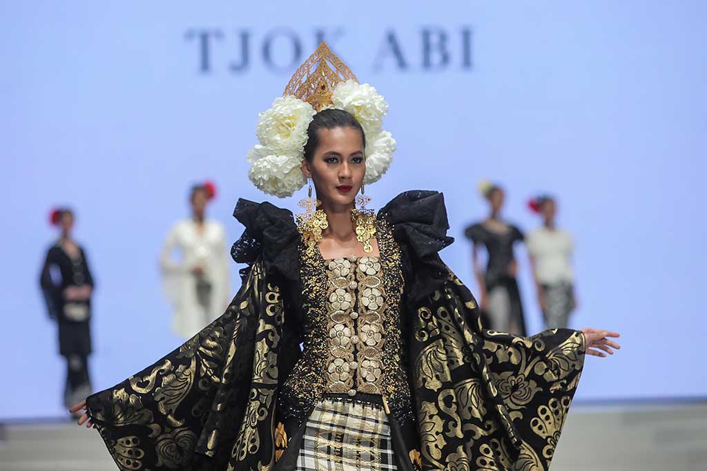 Model memperagakan busana karya perancang Tjok Abi.