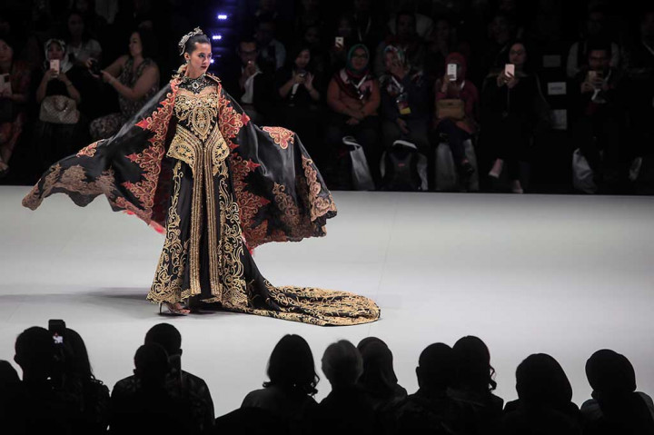 Model memperagakan busana karya perancang Ayok Dwipancara.