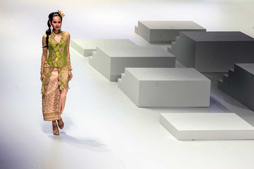 Model memperagakan busana karya perancang Zaenal Songket.