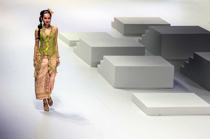 Model memperagakan busana karya perancang Zaenal Songket.