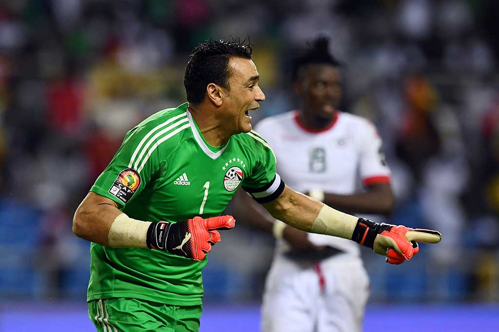 Kiper veteran Essam El-Hadary menjadi pahlawan Mesir setelah menggagalkan dua tendangan penalti terakhir Burkina Faso.