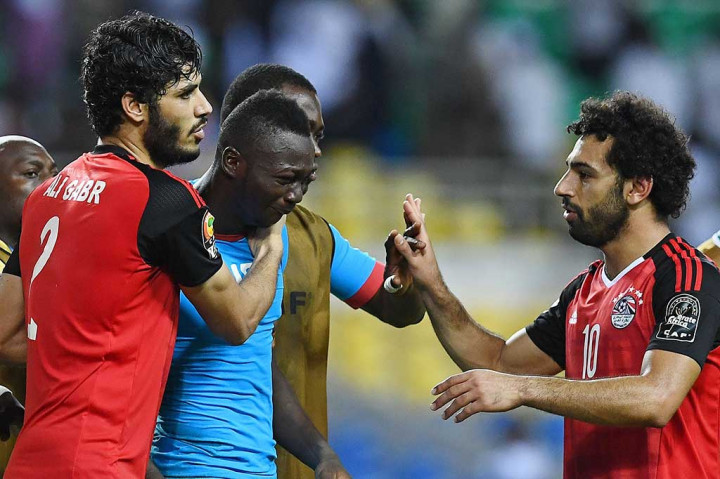 Kiper Burkina Faso  Herve Kouakou Koffi (tengah) tidak dapat menahan kekecewaannya setelah timnya terhenti di semifinal.