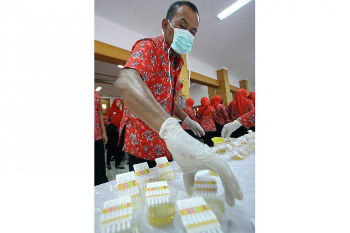 Guru dan Tenaga Pengajar di Blitar Jalani Tes Urine