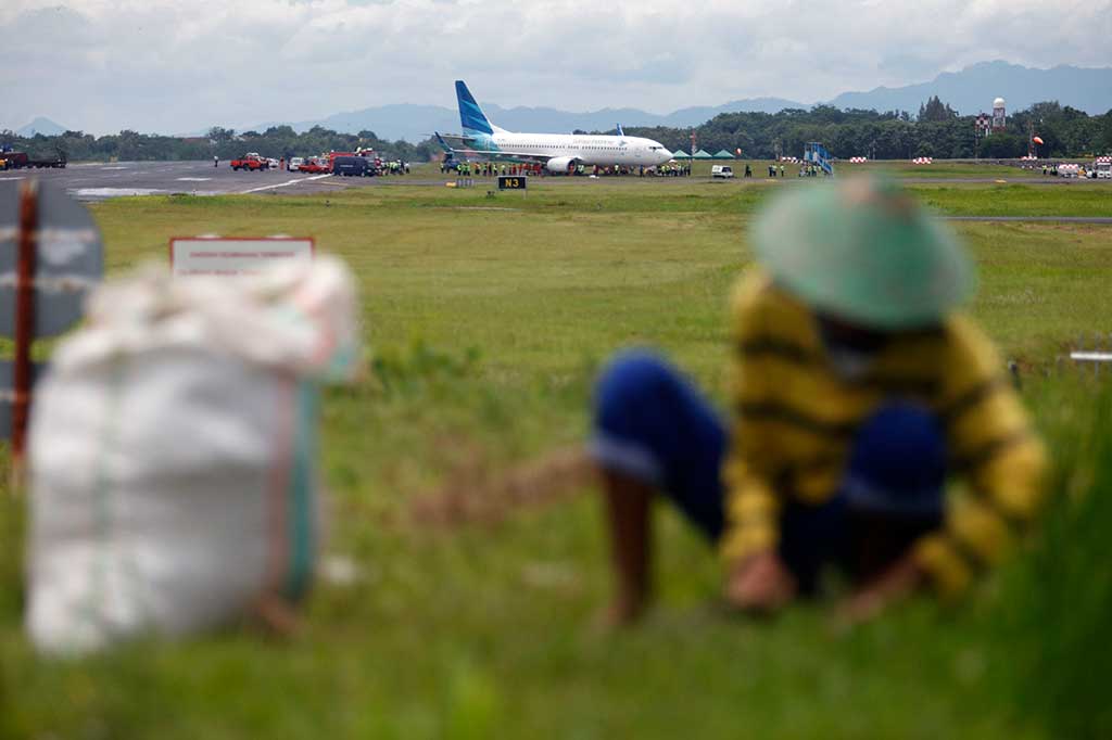 Petugas berusaha mengevakuasi badan pesawat Garuda Indonesia GA 258 ke landasan Bandara Adisutjipto, Sleman, Yogyakarta, Kamis.