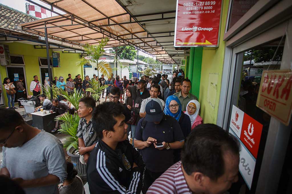 Tergelincirnya pesawat tersebut berakibat penutupan sementara Bandara Adisutjipto. Hal itu membuat banyak calon penumpang yang melakukan penjadwalan ulang dan pengembalian tiket. 