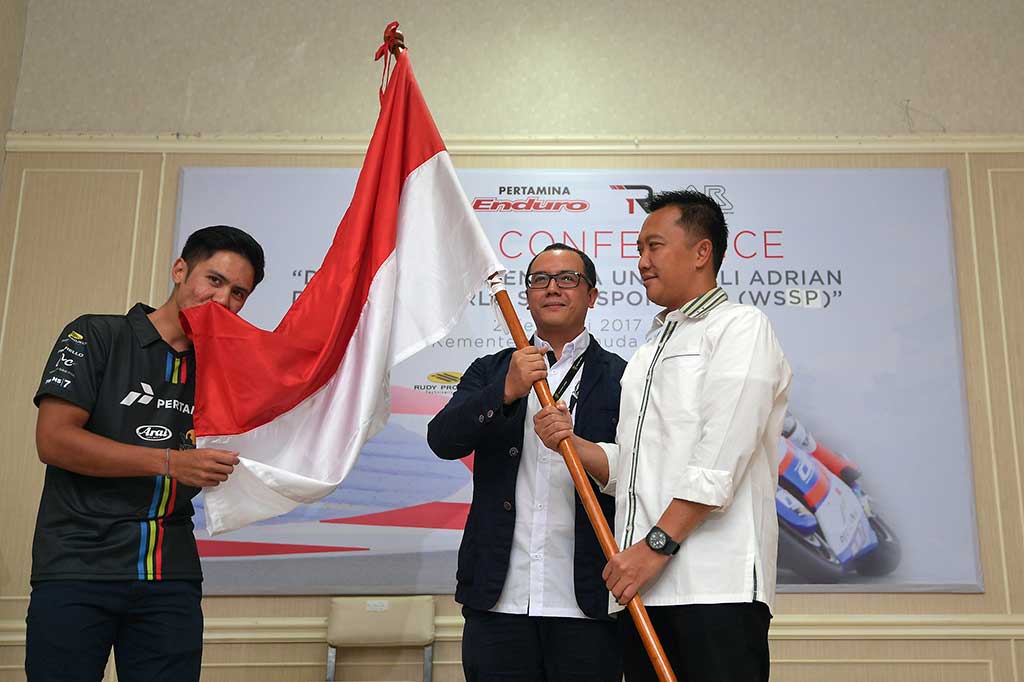 Menpora Imam Nahrawi (kanan) didampingi Head of Marketing Communication Project Pertamina Dendi T Danianto (tengah) melakukan prosesi pelepasan pembalap World Supersport 300 Championship Ali Adrian, di Kemenpora, Jakarta, Kamis (2/2/2017).