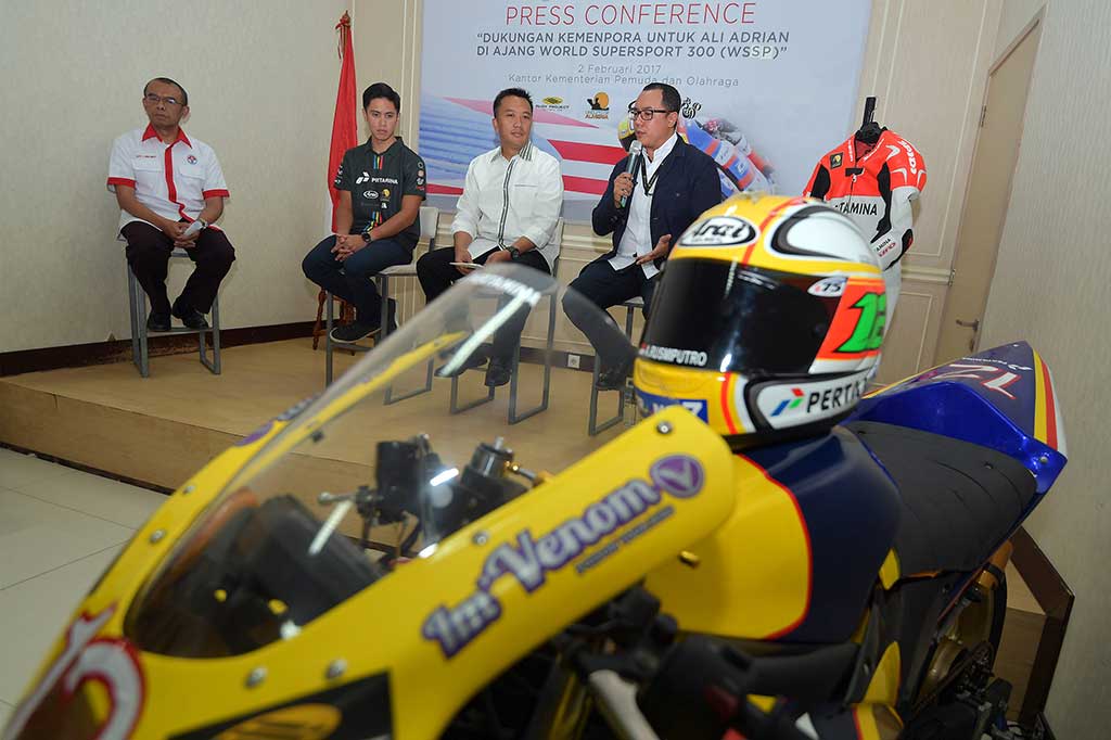 Menpora Imam Nahrawi didampingi Deputi IV Bidang Peningkatan Prestasi Olahraga Gatot S Dewa Broto (kiri), Head of Marketing Communication Project Pertamina Dendi T Danianto (kanan) memberikan keterangan pers saat pelepasan Ali Adrian
