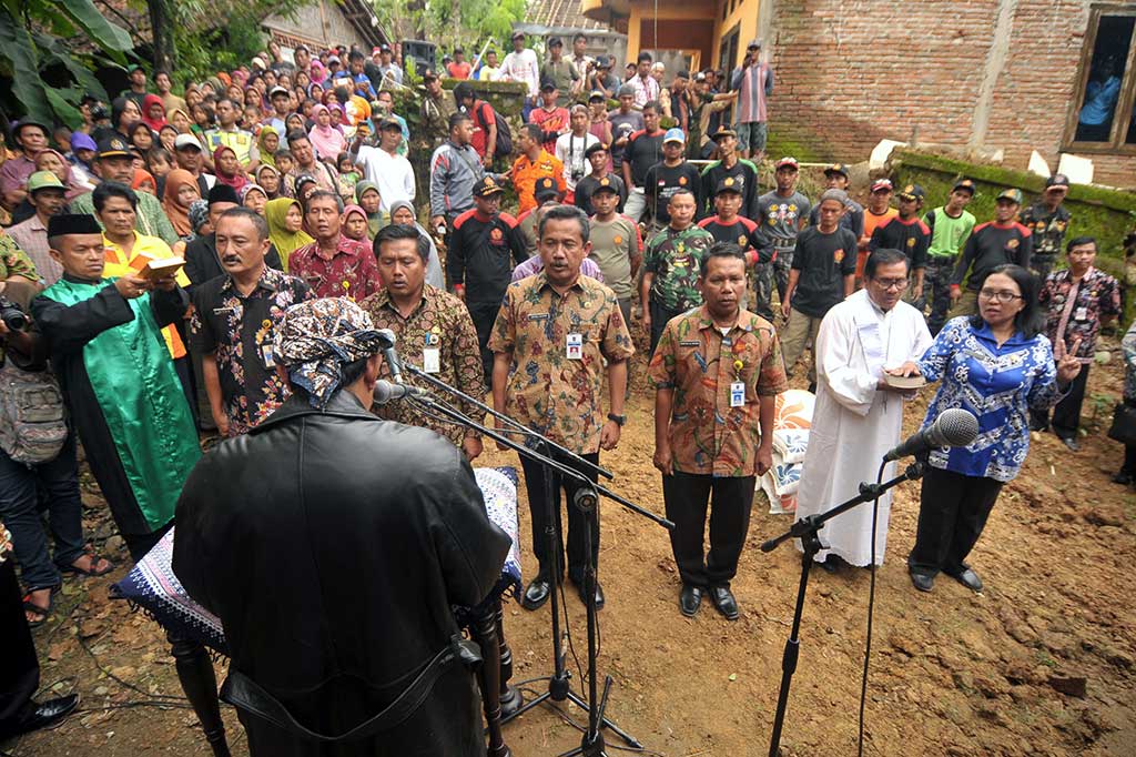 Bupati Tegal Enthus Susmono (kiri) melantik pejabat eselon di lokasi bencana tanah bergerak Desa Dermasuci, Pangkah, Tegal, Jawa Tengah, Kamis (2/2/2017).