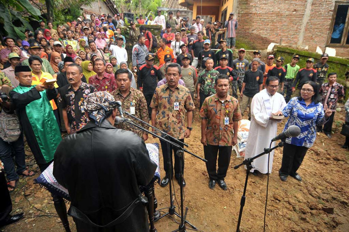 Bupati Tegal Enthus Susmono (kiri) melantik pejabat eselon di lokasi bencana tanah bergerak Desa Dermasuci, Pangkah, Tegal, Jawa Tengah, Kamis (2/2/2017).