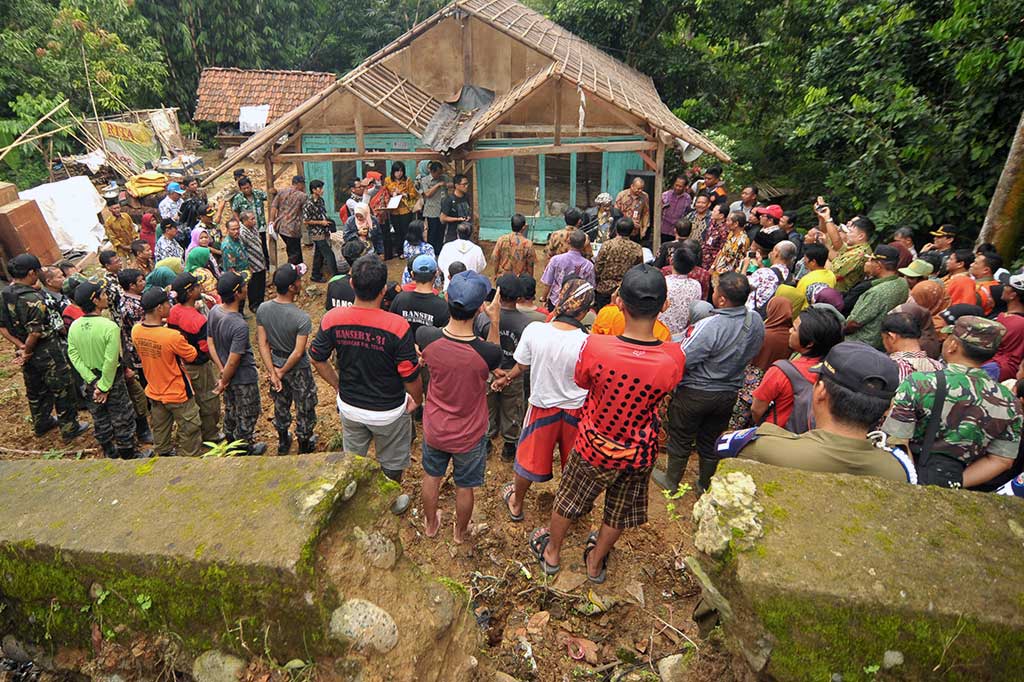 Warga menyaksikan pelantikan pejabat eselon di lokasi bencana tanah bergerak Desa Dermasuci, Pangkah, Tegal.