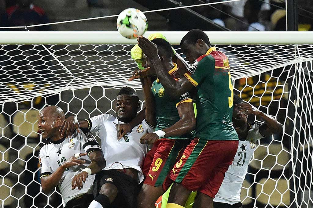 Kedua tim saling berbalas serangan di babak pertama, namun tidak membuahkan gol. Skor 0-0 bertahan hingga jeda.