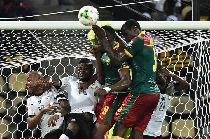 Kedua tim saling berbalas serangan di babak pertama, namun tidak membuahkan gol. Skor 0-0 bertahan hingga jeda.