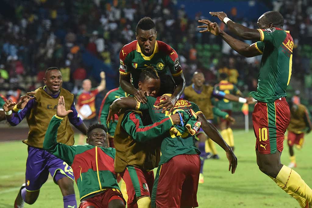 Para pemain Kamerun meluapkan kegembiraan mereka.