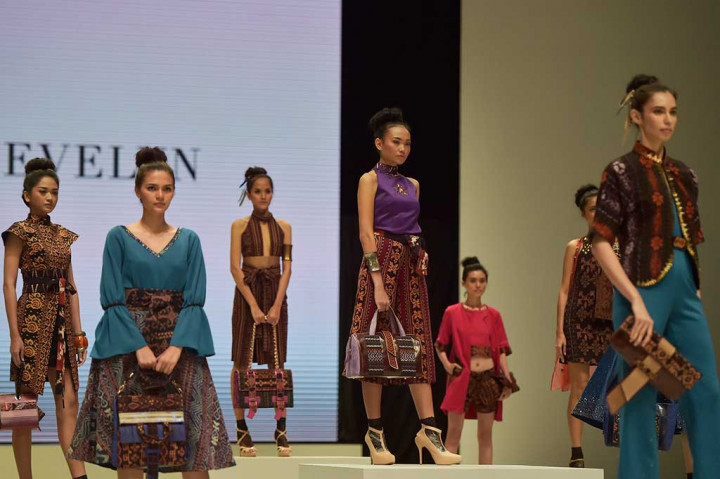 Model membawakan busana rancangan Verlita Evelyn dan aksesoris tas Warnatasku.