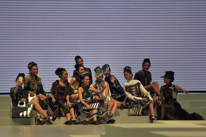 Model membawakan busana rancangan Yoyo Prasetyo dan aksesoris tas Warnatasku.