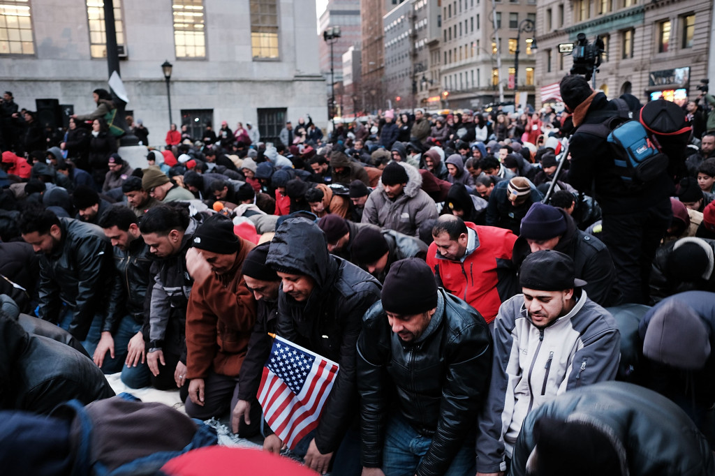 Pengunjuk rasa menggelar sholat berjamaat di sela aksinya di Brooklyn Borough Hall, New York, AS, (2/2/2017) waktu setempat.