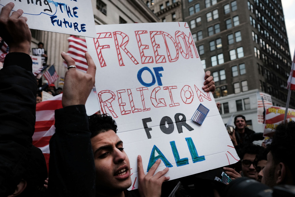 Kebijakan imigrasi Trump yang kontroversial ini dinilai banyak pihak sebagai sebagai awal ancaman terhadap praktek pluralisme di AS.