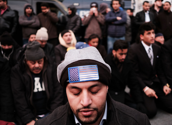 Pengunjuk rasa berdo'a agar Presiden Trump membatalkan larangan masuk ke AS bagi imigran dan pengungsi dari tujuh negara mayoritas Muslim. Yaman termasuk satu dari tujuh negara yang dikenai larangan tersebut.