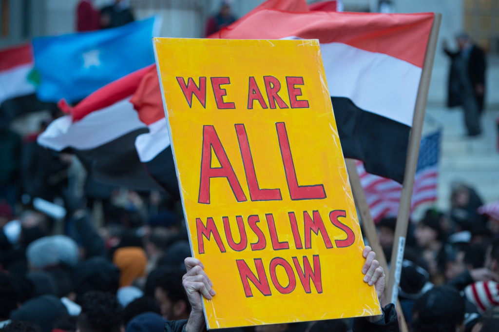 Peserta unjuk rasa menolak kebijakan imigrasi rasis Presiden Trump, tidak hanya umat Islam. Warga non-muslim di berbagai kota di AS juga turut menyesalkan larangan tersebut.