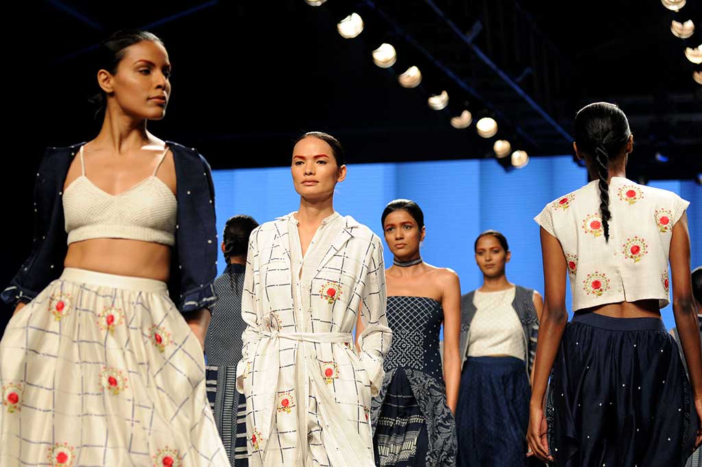 Model transgender Anjali Lama (kedua kiri) berlenggang-lenggok di atas catwalk dengan memeragakan busana karya Gen Next di Lakme Fashion Week 2017 di Mumbai, Minggu.