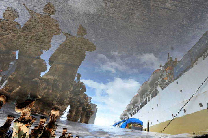 Refleksi sejumlah pasukan TNI Batalyon Zeni Tempur (Yonzipur) VIII/SMG Kodam VII Wirabuana anggota Pasukan Garuda tiba di Dermaga Sukarno, Makassar, Sulawesi Selatan, Jumat (3/2/2017).