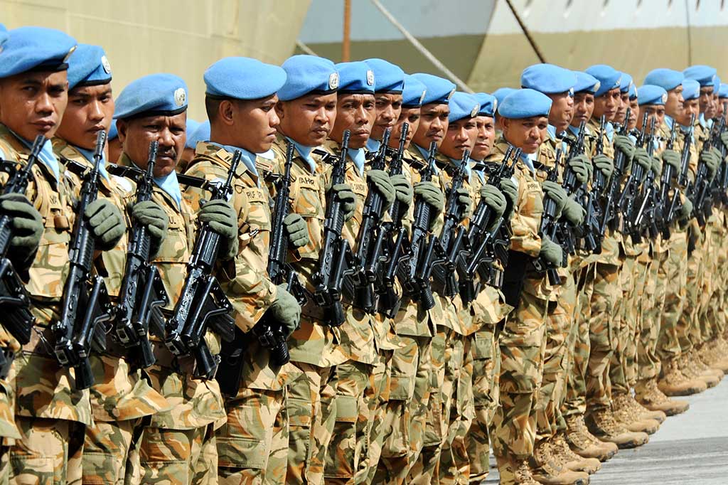 Pasukan TNI Yonzipur VIII/SMG Kodam VII Wirabuana anggota Pasukan Garuda mengikuti upacara penyambutan saat tiba di Dermaga Sukarno, Makassar.