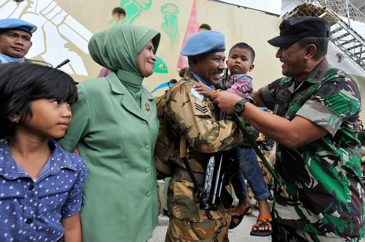 Pangdam VII/Wirabuana Mayor Jenderal Agus Surya Bakti (kanan) berbincang dengan personel TNI Yonzipur VIII/SMG Kodam VII Wirabuana anggota Pasukan Garuda saat tiba di Dermaga Sukarno, Makassar.