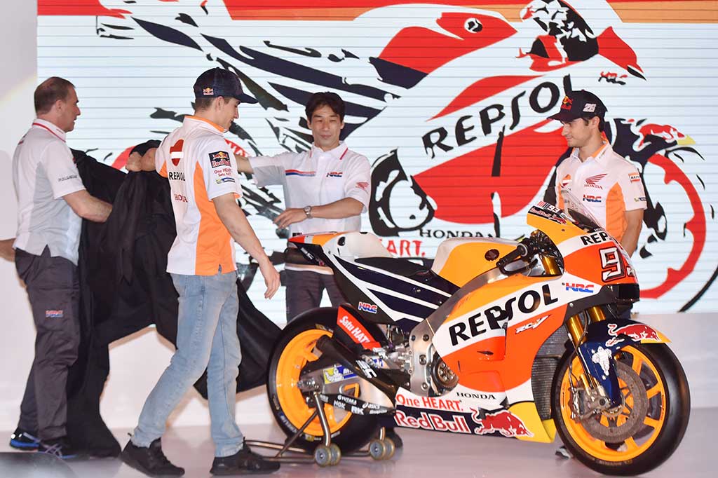 Pembalap Tim Repsol Honda Marc Marquez (kedua kiri) dan Dani Pedrosa (kanan), General Manager Race Operations Management Division Honda Racing Corporation Tetsuhiro Kuwata (kedua kanan) dan Team Principal Livio Suppo membuka penutup motor balap ketika peluncuran Tim Repsol Honda MotoGP 2017 di JI Expo, Jakarta, Jumat (3/2/2017). 