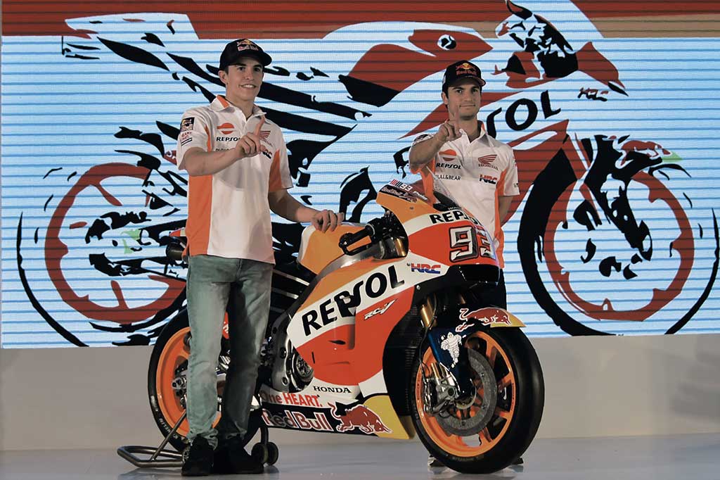 Pembalap Tim Repsol Honda Marc Marquez (kiri) dan Dani Pedrosa berpose di samping Honda RC213V saat peluncuran Tim Repsol Honda MotoGP 2017.