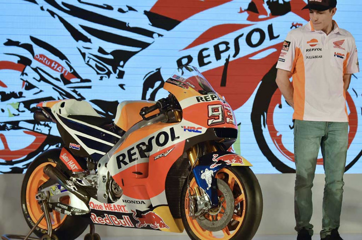 Marc Marquez berdiri di samping Honda RC213V yang akan dipakai pada ajang MotoGP 2017.