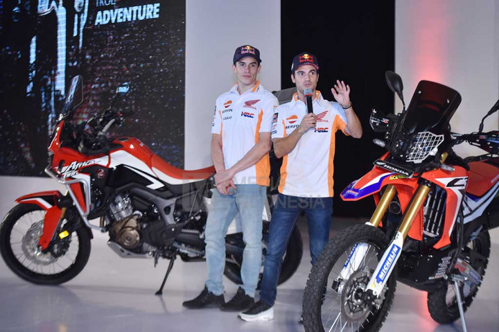 Pembalap Tim Repsol Honda MotoGP Mark Marques (kiri) dan Dani Pedrosa memperkenalkan produk baru motor Honda CRF1000L Twin Africa dan CRF250Rally saat peluncuran di JI Expo, Jakarta, Jumat (3/2/2017).