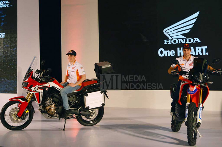 Mark Marques (kiri) dan Dani Pedrosa berpose dengan Honda CRF1000L Twin Africa dan CRF250Rally.