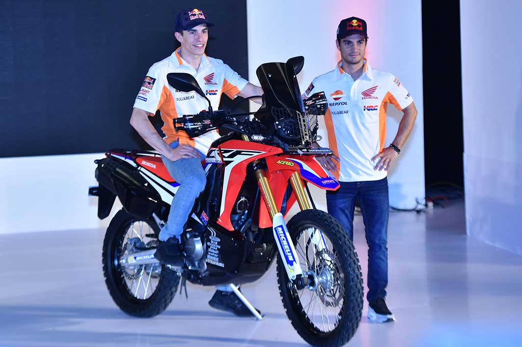 Mark Marques (kiri) dan Dani Pedrosa berpose dengan produk baru motor Honda CRF250Rally.